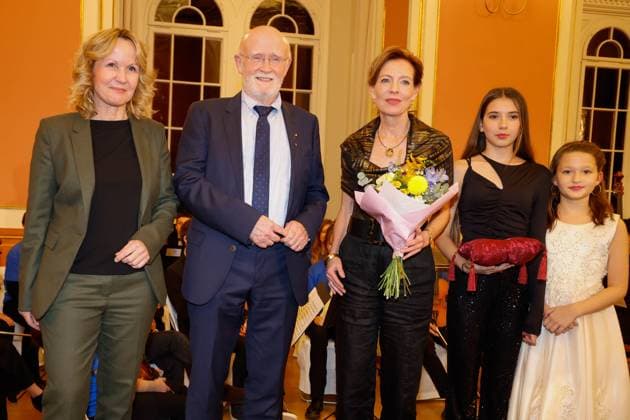 Senator for the Environment Steffi Lembke, Prof. Dr. Hans Otto Pörtner, Silke Fischer, Nina and Meri Ahmod Povedich at the Golden Pea 2023 award ceremony in Berlins Rotes Rathaus (Red City Hall)