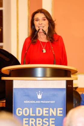 Ruth CH Rüegg at the award ceremony for the Golden Pea 2023 in Berlins Rotes Rathaus
