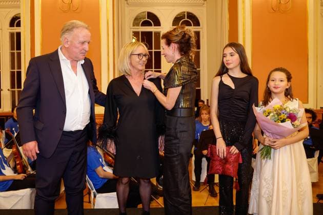 Andreas Brehme, Heidrun Beckenbauer, Silke Fischer, Meri and Nina Ahmaol Povedich at the Golden Pea 2023 award ceremony in Berlins Rotes Rathaus