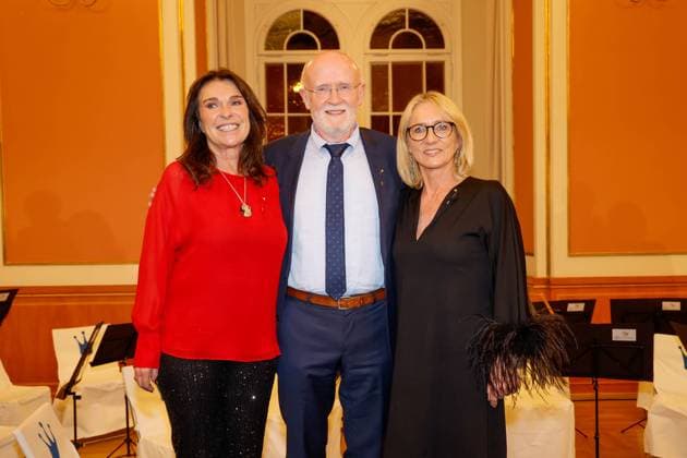 The award winners Ruth CH Rüegg, Prof Dr Hans Otto Pörtner, Heidrun Beckenbauer at the award ceremony for the Golden Pea 2023 in the Rotes Rathaus Berlin