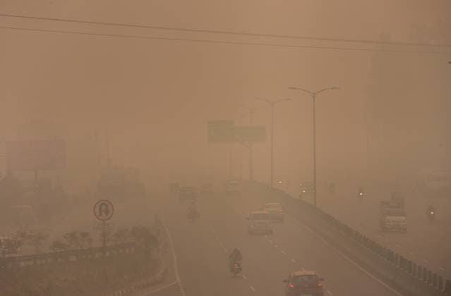 Bilder des Jahres 2023, News 11 November News Themen der Woche KW46 News Bilder des Tages GHAZIABAD, INDIA ? NOVEMBER 15: Commuters out on a smoggy morning amid rising air pollution levels at masuri national highway 9 on November 15, 2023 in Ghaziabad, India. (Photo by Sakib Ali Hindustan Times ) Dense Smog Amid Rising Air Pollution Levels In Delhi-NCR
