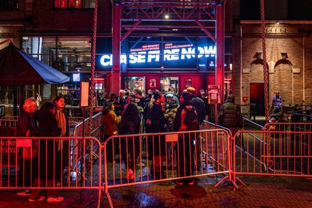 AMSTERDAM - Audiences line up at the Melkweg for a benefit evening for child victims of war violence. The event raises money for the Save The Children organization, which now works for children in Israel and Gaza. ANP RAMON VAN FLYMEN netherlands out - belgium out  Copyright: xx x483963322x originalFilename: 483963322.jpg