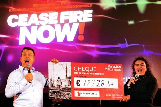 AMSTERDAM - The check with the proceeds from the benefit evening for child victims of war violence. The event raises money for the Save The Children organization, which now works for children in Israel and Gaza. ANP RAMON VAN FLYMEN netherlands out - belgium out  Copyright: xx x483975946x originalFilename: 483975946.jpg