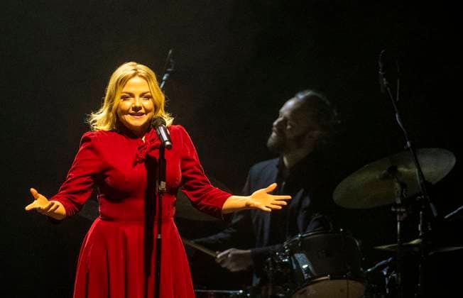 Entertainment Themen der Woche KW46 Entertainment Bilder des Tages 15.11.2023, Konzert, Baby Blue Live 2023 24, Annett Louisan, Annett Louisan singt bei ihrem Konzert auf der Bühne der Rostocker Stadthalle. Rostock Stadthalle Mecklenburg-Vorpommern Deutschland *** 15 11 2023, Concert, Baby Blue Live 2023 24, Annett Louisan, Annett Louisan sings at her concert on the stage of the Rostock Stadthalle Rostock Stadthalle Mecklenburg Vorpommern Germany