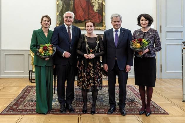 News Themen der Woche KW46 News Bilder des Tages Besuch des finnischen Präsidenten Sauli Niinistö in Bonn. Gruppenbild im Alten Rathaus der Stadt Bonn von links nach rechts: Elke Büdenbender, Gattin des Bundespräsidenten, Frank-Walter Steinmeier, Bundespräsident, Katja Dörner, Oberbürgermeisterin der Stadt Bonn, Sauli Niinistö, Prsident Finnlands, sowie dessen Ehefrau Jenni Haukio. Das deutsche und das finnische Präsidenten-Ehepaar besuchten gemeinsam das Alte Rathaus in Bonn, wo sie sich in das Goldene Buch der Stadt eintrugen. Bonn Nordrhein-Westfalen Deutschland *** Visit of the Finnish President Sauli Niinistö in Bonn Group picture in the Old Town Hall of the City of Bonn from left to right Elke Büdenbender, wife of the Federal President, Frank Walter Steinmeier, Federal Pres