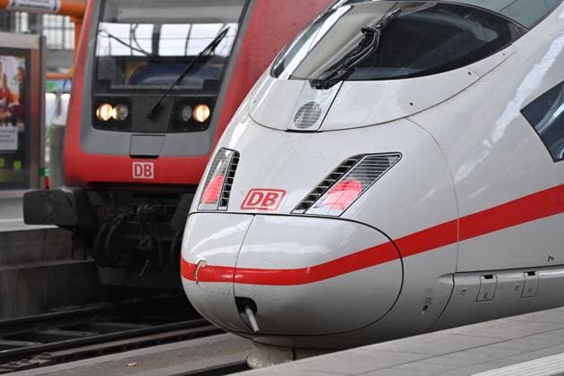 Deutsche Bahn: Streik der Gewerkschaft GDL am 16.11.2023 am Hauptbahnhof in Muenchen. ICE Zug und Regionalzug. *** Deutsche Bahn strike by the GDL union on 16 11 2023 at Munich Central Station ICE train and regional train