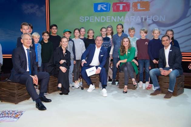 Bilder des Jahres 2023, Entertainment 11 November Entertainment Themen der Woche KW46 Entertainment Bilder des Tages Wolfram KONS eroeffnet den 28. RTL Spendenmarathon, hier mit seinen ersten Gaesten Isabel EDVARDSSON, Annika LAU und Philipp LAHM, 28. RTL Spendenmarathon Wir helfen Kindern , Fernsehen, 16.-17.11.2023. *** Wolfram KONS opens the 28 RTL telethon, here with his first guests Isabel EDVARDSSON, Annika LAU and Philipp LAHM, 28 RTL telethon Wir helfen Kindern , television, 16 17 11 2023