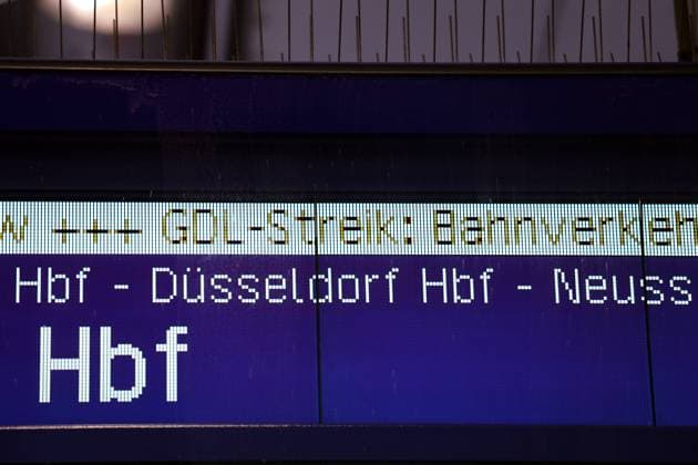 Streikmaßnahme der GDL Eine Fahrgastinformation auf den Bahnsteigen des Essener Hauptbahnhofs weist auf Streikmaßnahmen der Gewerkschaft Deutscher Lokomotivführer -GDL- hin. Essen Nordrhein-Westfalen Deutschland Hauptbahnhof *** GDL strike action Passenger information on the platforms at Essen Central Station indicates strike action by the German Train Drivers Union (GDL) Essen North Rhine-Westphalia Germany Central Station