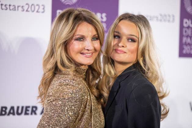 Presenter Frauke Ludowig with her daughter Nele Ludowig, co-host of the DUFTSTARS 2023 German Perfume Award ceremony Presentation of the DUFTSTARS German Perfume Award by the Fragrance Foundation on 16 11 2023, Rheinterrassen, Duesseldorf
