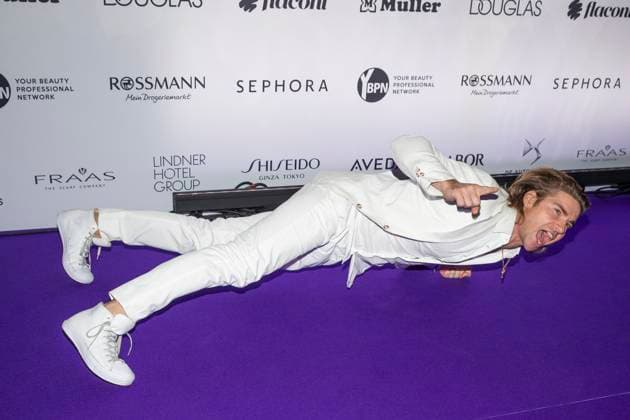 Influencer Jeremy Fragrance does push-ups DUFTSTARS 2023 German Perfume Award Presentation of the German Perfume Award DUFTSTARS by the Fragrance Foundation on 16 11 2023, Rheinterrassen, Duesseldorf