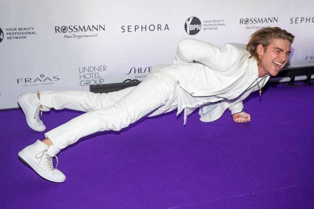Influencer Jeremy Fragrance does push-ups DUFTSTARS 2023 German Perfume Award Presentation of the German Perfume Award DUFTSTARS by the Fragrance Foundation on 16 11 2023, Rheinterrassen, Duesseldorf