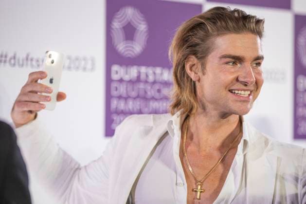Influencer Jeremy Fragrance films himself with his smartphone on the red carpet DUFTSTARS 2023 German Perfume Award Presentation of the German Perfume Award DUFTSTARS by the Fragrance Foundation on 16 11 2023, Rheinterrassen, Duesseldorf