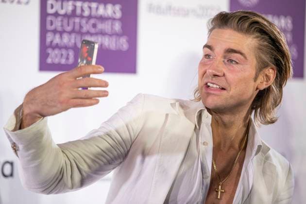 Influencer Jeremy Fragrance films himself with his smartphone on the red carpet DUFTSTARS 2023 German Perfume Award Presentation of the German Perfume Award DUFTSTARS by the Fragrance Foundation on 16 11 2023, Rheinterrassen, Duesseldorf