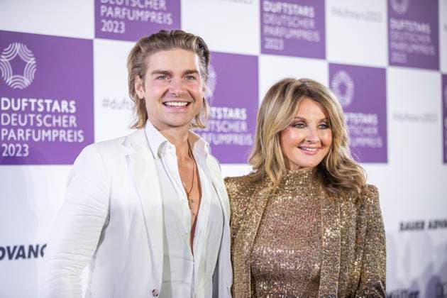 Influencer Jeremy Fragrance with presenter Frauke Ludowig DUFTSTARS 2023 German Perfume Award Presentation of the German Perfume Award DUFTSTARS by the Fragrance Foundation on 16 11 2023, Rheinterrassen, Duesseldorf