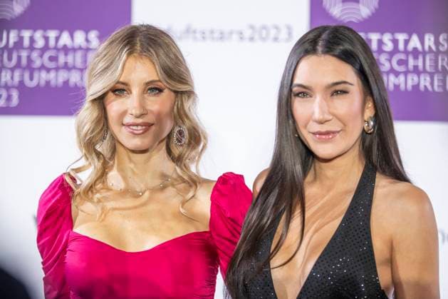 Presenter Cathy Hummels, presenter Neda Peemueller DUFTSTARS 2023 German Perfume Award Presentation of the German Perfume Award DUFTSTARS by the Fragrance Foundation on 16 11 2023, Rheinterrassen, Duesseldorf