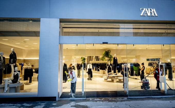 ROTTERDAM - Exterior of Zara during the opening of the largest store of fashion chain Zara in the world in the Maasstad. The opening of the newest branch fits within the strategy of the Spanish parent company Inditex, which focuses on fewer, but larger stores. ANP ROBIN UTRECHT netherlands out - belgium out  Copyright: xx x484075399x originalFilename: 484075399.jpg