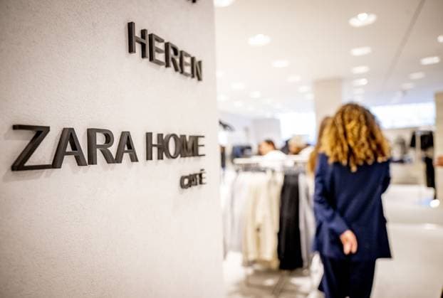 ROTTERDAM - Visitors in Zara during the opening of the largest store of fashion chain Zara in the world in the Maasstad. The opening of the newest branch fits within the strategy of the Spanish parent company Inditex, which focuses on fewer, but larger stores. ANP ROBIN UTRECHT netherlands out - belgium out  Copyright: xx x484080542x originalFilename: 484080542.jpg