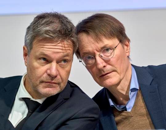 News Bilder des Tages Robert Habeck + Karl Lauterbach zu Investitionsvorhaben von Lilly in Deutschland Europa, Deutschland, Berlin, 17.11.2023: Pressekonferenz des Bundeswirtschaftsministers Robert Habeck (B90 Die Grünen) und Bundesgesundheitsministers Karl Lauterbach (SPD) zu Investitionsvorhaben des Pharmaunternehmens Lilly in Deutschland. *** Robert Habeck Karl Lauterbach on Lillys investment plans in Germany Europe, Germany, Berlin, 17 11 2023 Press conference by Federal Minister of Economics Robert Habeck B90 The Greens and Federal Minister of Health Karl Lauterbach SPD on pharmaceutical company Lillys investment plans in Germany