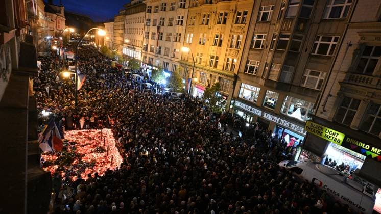 Bilder des Jahres 2023, News 11 November News Themen der Woche KW46 News Bilder des Tages Street festival Korzo Narodni organised by the Thanks for the Power initiative to commemorate the events of 17 November 1989 and the anniversary of the Velvet Revolution. People lit candles at the memorial plaque, remembering the events of November 17, 1989, on Narodni Trida, Prague, Czech Republic, on November 17, 2023. (CTKxPhoto MichalxKamaryt) CTKPhotoP2023111705971  CTKPhotoP2023111705971