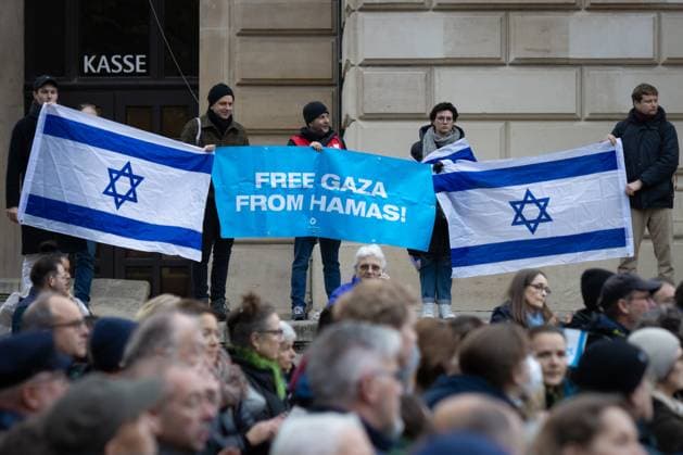 Bilder des Jahres 2023, News 11 November News Themen der Woche KW46 News Bilder des Tages Demonstration gegen Judenhass in Frankfurt am Main FREE GAZA FROM HAMAS! steht auf einem Banner. Unter dem Motto Nie wieder ist jetzt demonstrierten am 17.11.2023 rund 1.500 Menschen auf dem Opernplatz in Frankfurt am Main gegen Judenhass. Frankfurt am Main Opernplatz Hessen Deutschland *** Demonstration against hatred of Jews in Frankfurt am Main FREE GAZA FROM HAMAS is written on a banner Under the motto Never again is now, around 1,500 people demonstrated against hatred of Jews at the Opernplatz in Frankfurt am Main on 17 11 2023 Frankfurt am Main Opernplatz Hesse Germany 2023-11-17_ffm_demo_niewieder-ist-jetzt_gegen-judenhass_14