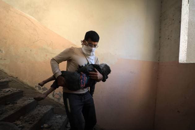 Bilder des Jahres 2023, News 11 November News Themen der Woche KW46 (231118) -- GAZA, Nov. 18, 2023 -- A man evacuates the injured from the rubble of a building destroyed in an Israeli military operation in the southern Gaza Strip city of Khan Younis Nov. 17, 2023. Gaza s government media office announced on Friday that the total number of Palestinian deaths in the enclave has exceeded 12,000 since the start of the Israel-Hamas conflict on Oct. 7. (Photo by Xinhua) MIDEAST-GAZA-PALESTINIAN-ISRAELI CONFLICT YasserxQudih 