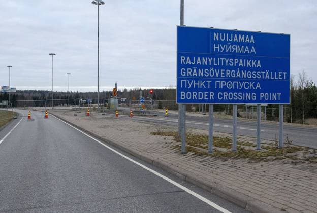 Bilder des Jahres 2023, News 11 November News Themen der Woche KW46 An additional fence crosses the lanes at the Nuijamaa border crossing station in Lappeenranta, Finland, on November 18, 2023. Finland closed all four southeastern border crossing points on its eastern border at midnight on Friday night in response to Russian officials decision to allow undocumented asylum seekers to cross in growing numbers. Lappeenranta Finland  Copyright: xLaurixHeinox LKFTVX20231118102416AJTQ