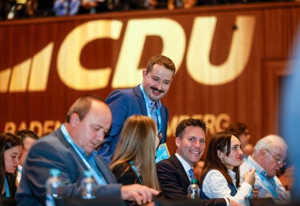 News Themen der Woche KW46 Entertainment Bilder des Tages Manuel Hagel MdL (35), Vorsitzender der CDU-Landtagsfraktion.. Generationenwechsel beim 79. Landesparteitag der CDU Baden-Württemberg. Nach 18 Jahren an der Parteispitze steht Thomas Strobl, Innenminister und stv. Ministerpräsident, nicht für eine weitere Amtszeit zur Verfügung. Als Nachfolger steht bereit Manuel Hagel, MdL (35), Vorsitzender der CDU-Landtagsfraktion. 18.11.2023: Reutlingen, Baden-Württemberg, Deutschland, Europa *** Manuel Hagel MdL 35 , Chairman of the CDU state parliamentary group Generational change at the 79th state party conference of the CDU Baden Württemberg After 18 years at the helm of the party, Thomas Strobl, Minister of the Interior and Deputy Minister President, is not available for a further term