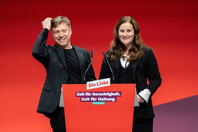 Augsburger Parteitag 2023 Die Linke Die beiden Parteivorsitzenden Martin Schirdewan und Janine Wissler kündigen eine Erneuerungskampagne zur Neuaufstellung der Partei an;Augsburger Parteitag 2023 Die Linke Die beiden Parteivorsitzenden Martin Schirdewan und Janine Wissler kündigen eine Erneuerungskampagne zur Neuaufstellung der Partei an, Augsburg Bayern Deutschland Messe *** Augsburg Party Congress 2023 Die Linke The two party chairmen Martin Schirdewan and Janine Wissler announce a renewal campaign to reposition the party Augsburg Party Congress 2023 Die Linke The two party chairmen Martin Schirdewan and Janine Wissler announce a renewal campaign to reposition the party, Augsburg Bavaria Germany Fair