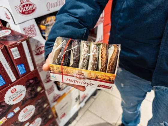 Bavaria, Germany - November 14: Wicklein gingerbread in a German food supermarket. A man holds a pack of gingerbread in his hand *** Wicklein Lebkuchen in einem deutschen Lebensmittel Supermarkt. Ein Mann hält eine Packung Lebkuchen in der Hand