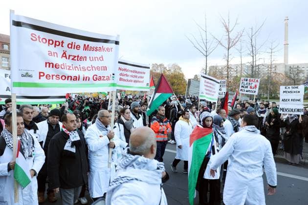 News Themen der Woche KW46 18.11.2023, Berlin - Deutschland. Am Invalidenpark startet die Kundgebung für Palästina, sie wird als Demo durch Berlins Mitte führen. *** 18 11 2023, Berlin Germany The rally for Palestine will start at Invalidenpark, it will lead as a demo through the center of Berlin