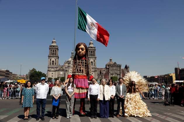 They welcome Little Amal in Mexico City November 18, 2023, Mexico City, Mexico: The head of Government of Mexico City, Marti Batres Guadarrama welcomes Little Amal in a ceremony at the Plaza del Zocalo in Mexico City. on November 18, 2023 in Mexico City, Mexico (Photo by Luis Barron Eyepix Group). Copyright: xLuisxBarronx xEyepixxGroupx LB_20231118_AMAL_CDMX11