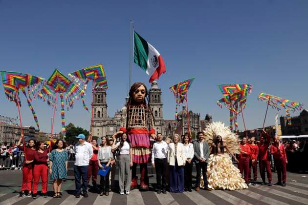 November 18, 2023, Mexico City, Mexico: The head of Government of Mexico City, Marti Batres Guadarrama welcomes Little Amal in a ceremony at the Plaza del Zocalo in Mexico City. on November 18, 2023 in Mexico City, Mexico Mexico City Mexico - ZUMAe321 20231118_zia_e321_001 Copyright: xLuisxBarronx