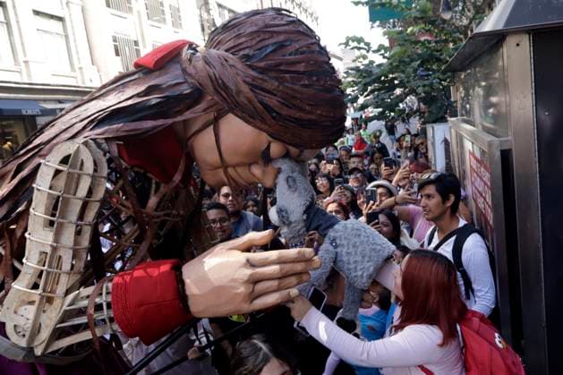 November 18, 2023, Mexico City, Mexico: Little Amal walks the streets from the Plaza del Zocalo to the Palacio de las Bellas Artes in Mexico City. on November 18, 2023 in Mexico City, Mexico Mexico City Mexico - ZUMAe321 20231118_zia_e321_015 Copyright: xLuisxBarronx