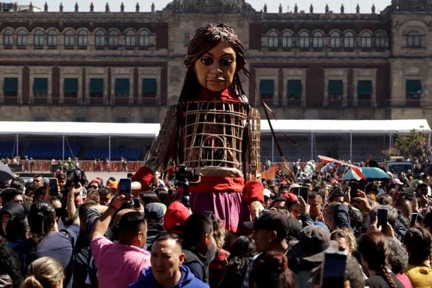 November 18, 2023, Mexico City, Mexico: Little Amal walks the streets from the Plaza del Zocalo to the Palacio de las Bellas Artes in Mexico City. on November 18, 2023 in Mexico City, Mexico Mexico City Mexico - ZUMAe321 20231118_zia_e321_022 Copyright: xLuisxBarronx