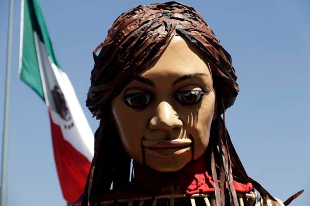November 18, 2023, Mexico City, Mexico: Little Amal walks the streets from the Plaza del Zocalo to the Palacio de las Bellas Artes in Mexico City. on November 18, 2023 in Mexico City, Mexico Mexico City Mexico - ZUMAe321 20231118_zia_e321_023 Copyright: xLuisxBarronx