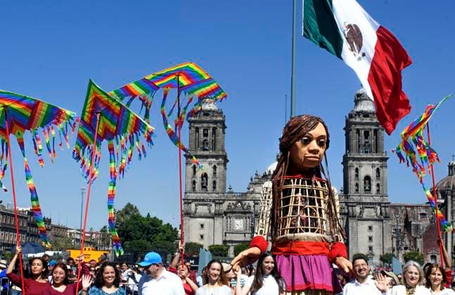 November 18, 2023, Mo xico City, Mo xico City, Mo xico: The Little Amal , the 3.6 meter high puppet, which symbolizes a 10 year old Syrian girl and represents refugee children from all over the world, during her visit to Mexico, the first country in Latin America to receive her.. Under the slogan Don t forget about us , the Little Amal will make a series of tours in the capital, where it will remain until November 21. MÃ xico City MÃ xico - ZUMAn296 20231118_zip_n296_007 Copyright: xJorgexNunezx