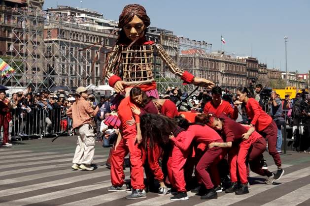 November 18, 2023, Mexico City, Mexico: Little Amal walks the streets from the Plaza del Zocalo to the Palacio de las Bellas Artes in Mexico City. on November 18, 2023 in Mexico City, Mexico Mexico City Mexico - ZUMAe321 20231118_zia_e321_032 Copyright: xLuisxBarronx