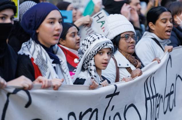 November 18, 2023, Vancouver, British Columbia, Canada: Thousands of people gather at the Vancouver Art Gallery to demand a ceasefire in Gaza before marching down Georgia Street in Vancouver, British Columbia. Vancouver Canada - ZUMAw171 20231118_znp_w171_001 Copyright: xRyanxWalterxWagnerx
