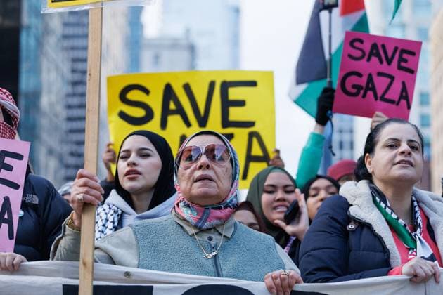 November 18, 2023, Vancouver, British Columbia, Canada: Thousands of people gather at the Vancouver Art Gallery to demand a ceasefire in Gaza before marching down Georgia Street in Vancouver, British Columbia. Vancouver Canada - ZUMAw171 20231118_znp_w171_002 Copyright: xRyanxWalterxWagnerx