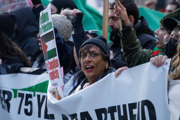 November 18, 2023, Vancouver, British Columbia, Canada: Thousands of people gather at the Vancouver Art Gallery to demand a ceasefire in Gaza before marching down Georgia Street in Vancouver, British Columbia. Vancouver Canada - ZUMAw171 20231118_znp_w171_003 Copyright: xRyanxWalterxWagnerx