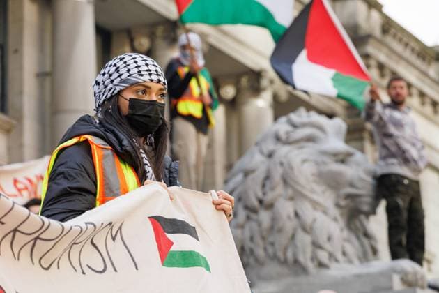 November 18, 2023, Vancouver, British Columbia, Canada: Thousands of people gather at the Vancouver Art Gallery to demand a ceasefire in Gaza before marching down Georgia Street in Vancouver, British Columbia. Vancouver Canada - ZUMAw171 20231118_znp_w171_007 Copyright: xRyanxWalterxWagnerx