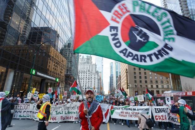 November 18, 2023, Vancouver, British Columbia, Canada: Thousands of people protesting the war in Gaza and demanding a ceasefire march down Georgia Street in Vancouver, British Columbia. Vancouver Canada - ZUMAw171 20231118_znp_w171_011 Copyright: xRyanxWalterxWagnerx
