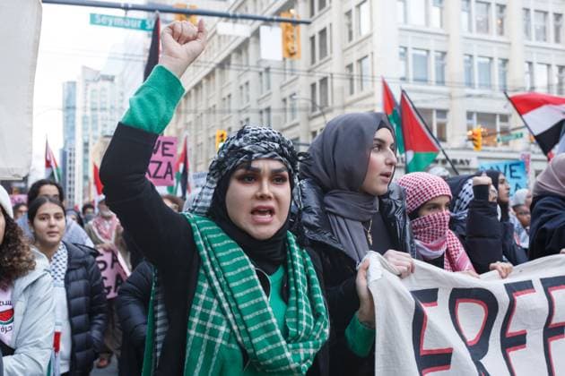 November 18, 2023, Vancouver, British Columbia, Canada: Thousands of people gather at the Vancouver Art Gallery to demand a ceasefire in Gaza before marching down Georgia Street in Vancouver, British Columbia. Vancouver Canada - ZUMAw171 20231118_znp_w171_012 Copyright: xRyanxWalterxWagnerx