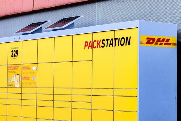 Düsseldorf 19.11.2023 Post DHL Paket Pakete Amazon Retouren Retoure CO2 Online shoppen einkaufen onlineshopping Internetshopping Paketboom Paketbote Paketsteuer Paket-Steuer Paketabgabe Onlinehandel Packstation Paketstation Solarpanele Solarzellen Sonnenenergie Düsseldorf Nordrhein-Westfalen Deutschland *** Düsseldorf 19 11 2023 Post DHL Paket Parcels Amazon Returns Returns CO2 online shopping online shopping internet shopping parcel boom parcel carrier parcel tax parcel tax parcel tax online trade parcel station parcel station solar panels solar cells solar energy Düsseldorf North Rhine-Westphalia Germany