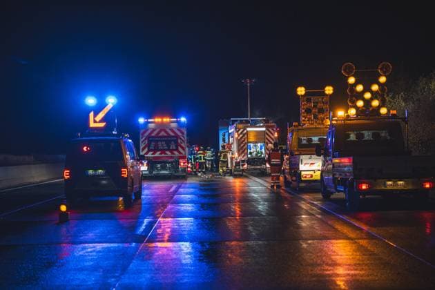 Feuerwehr und Notarzt, Symbolfotos Gurkenlaster brennt auf A9 Zwischen den Anschlussstellen Dittersdorf und Triptis auf der A9 brennt ein LKW. Das Feuer brach im Bereich der Hinterachse aus und breitete sich schnell auf die Ladung (Gurken) aus. 19.11.2023 Deutschland *** Cucumber truck on fire on the A9 Between the Dittersdorf and Triptis junctions on the A9, a truck is on fire The fire broke out in the area of the rear axle and quickly spread to the load of cucumbers 19 11 2023 Germany