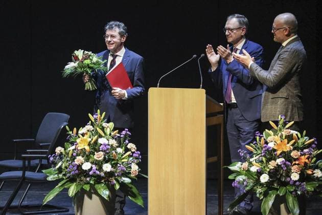 <p>Preisübergabe an Prof. Dr. Alfred Wendel durch Hans Jürgen Kerkhoff (Vors. Köhler-Osbahr-Stiftung) und Oberbürgermeister Sören Link am Sonntag, 19. November 2023, im Theater in Duisburg Verleihung des Duisburger Musikpreises an Alfred Wendel, Ex-Intendant der Philharmoniker. Deutschland NRW Duisburg Copyright: MichaelxDahlke