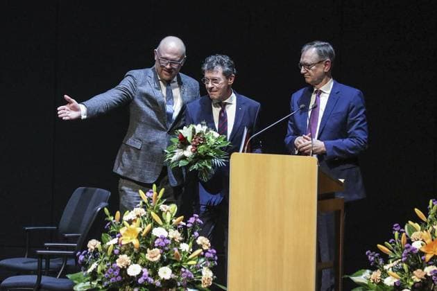 <p>Preisübergabe an Prof. Dr. Alfred Wendel durch Hans Jürgen Kerkhoff (Vors. Köhler-Osbahr-Stiftung) und Oberbürgermeister Sören Link am Sonntag, 19. November 2023, im Theater in Duisburg Verleihung des Duisburger Musikpreises an Alfred Wendel, Ex-Intendant der Philharmoniker. Deutschland NRW Duisburg Copyright: MichaelxDahlke