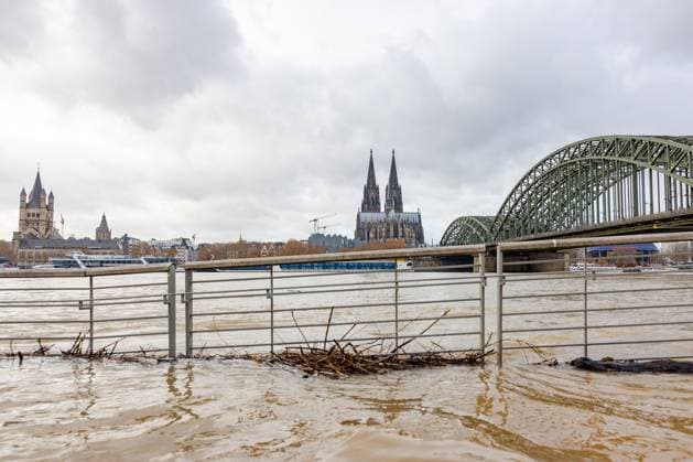Bilder des Jahres 2023, News 11 November News Themen der Woche KW46 News Bilder des Tages Rhein Hochwasser in Köln beim Pegel von 693 cm aus Sicht des Deutzer Rheinufers auf die Innenstadt von Köln. Erste Stufen des Deutzer Rheinboulevards sind bereit überflutet. Warnschilder in deutscher und englischer Sprache wurden aufgestellt und erste Abschnitte abgesperrt. Es wird derzeit mit einem steigenden Pegel von über 7 Metern gerechnet. 19.11.2023 Köln Deutz NRW Deutschland *** Rhine floods in Cologne at a level of 693 cm from the Deutz bank of the Rhine to the city center of Cologne First steps of the Deutz Rhine Boulevard are already flooded Warning signs in German and English have been put up and the first sections have been cordoned off A rising water level of over 7 meters is currently expected 19 11 2023 Cologne Deutz NRW