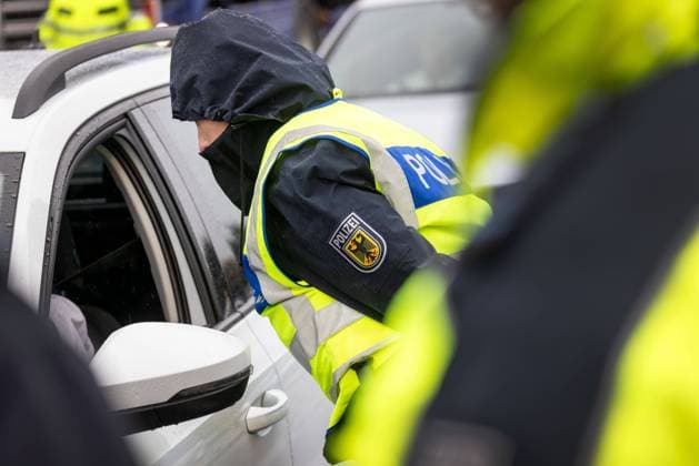 Grenzkontrolle durch die Bundespolizei gegen Schleuser, illegale Migranten und allgemeine Kriminalität am Grenzübergang zu Tschechien an der Bundesstraße 174 in Reitzenhain am 15.11.2023. Reitzenhain Sachsen Deutschland *** Border control by the Federal Police against smugglers, illegal migrants and general criminality at the border crossing to the Czech Republic at the federal road 174 in Reitzenhain on 15 11 2023 Reitzenhain Saxony Germany