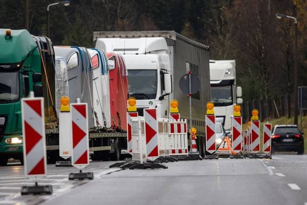 Grenzkontrolle durch die Bundespolizei gegen Schleuser, illegale Migranten und allgemeine Kriminalität am Grenzübergang zu Tschechien an der Bundesstraße 174 in Reitzenhain am 15.11.2023. LKW stauen sich. Reitzenhain Sachsen Deutschland *** Border control by the federal police against smugglers, illegal migrants and general crime at the border crossing to the Czech Republic on federal road 174 in Reitzenhain on 15 11 2023 Trucks jam Reitzenhain Saxony Germany